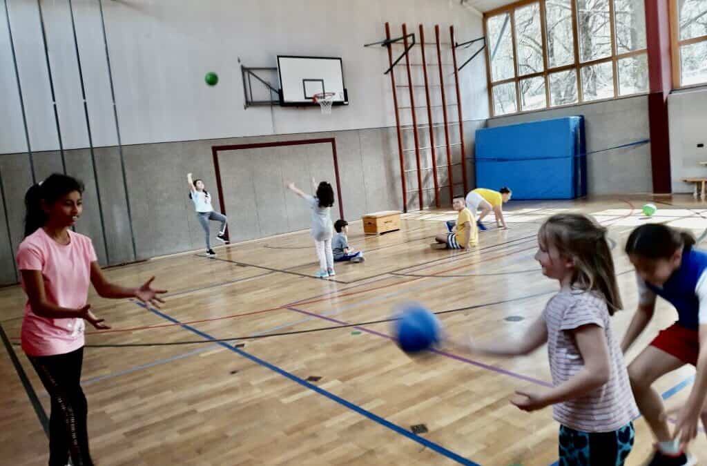 Gemeinsamer Sportunterricht der Klassen 1a und 4b