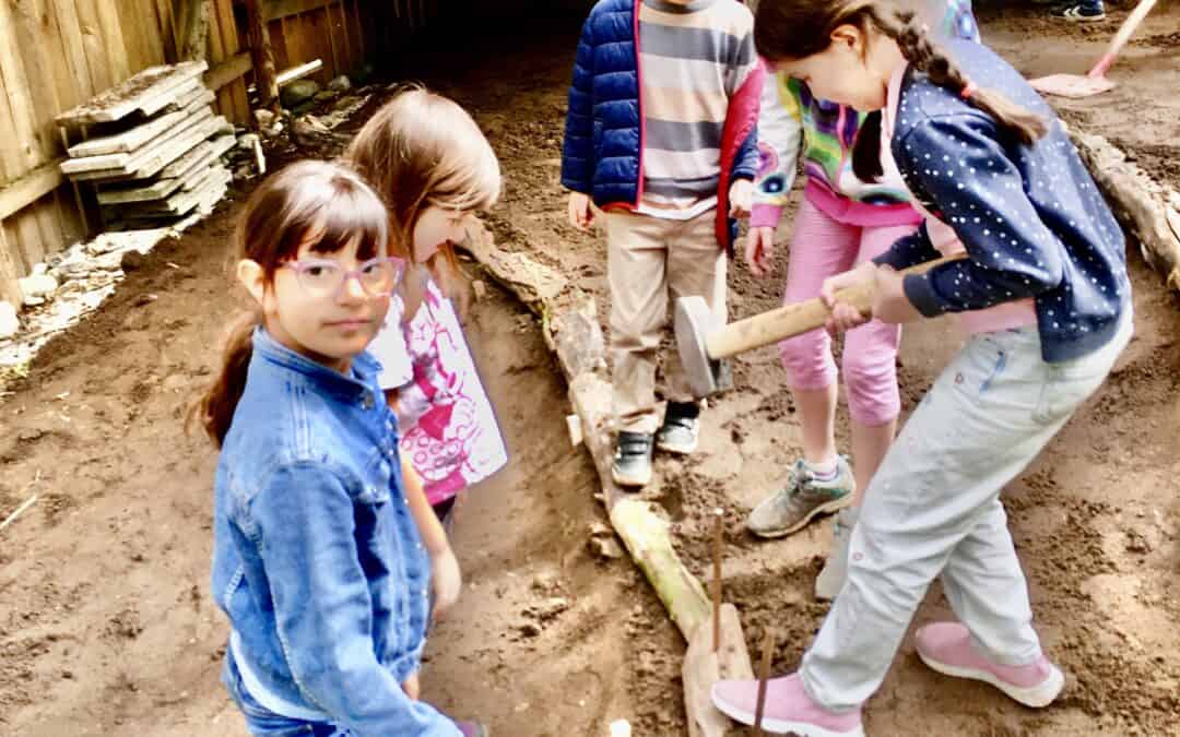 Schleich Social Day: Mitarbeiter packen beim Bau des neuen Hasenstalls tatkräftig mit an