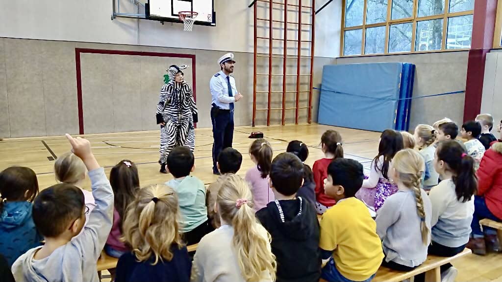 Das „Kleine Zebra“ besucht die Erstklässler