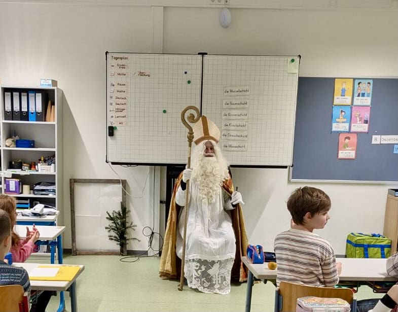 Besuch vom Nikolaus: Freundschaft, Geschenke und ein kleines Weihnachtsrätsel